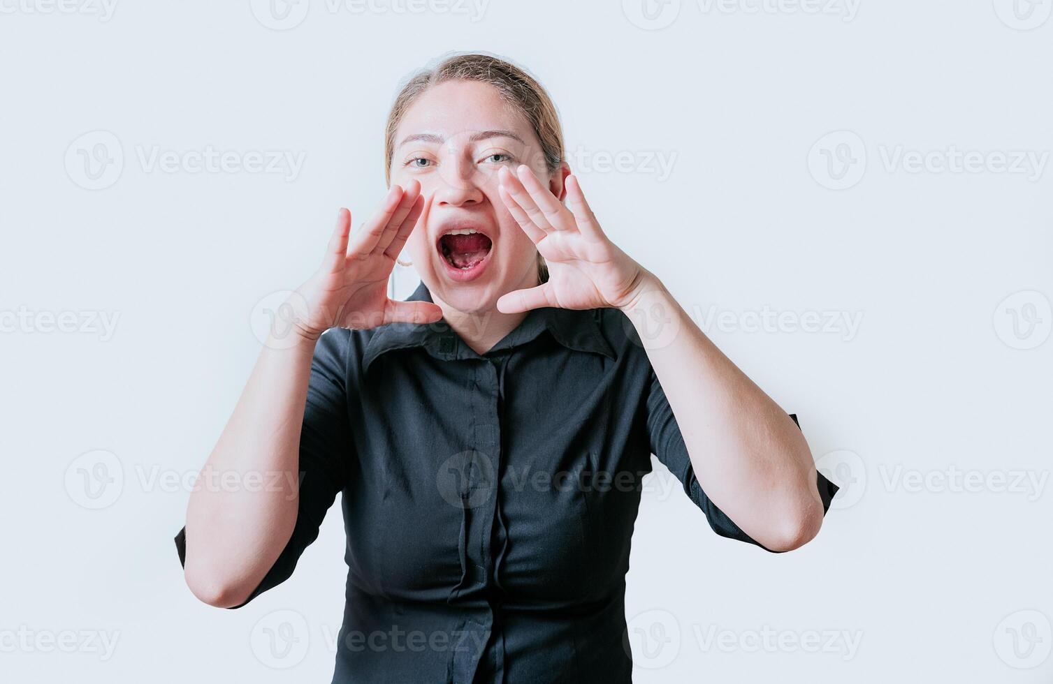 vrouw tiener aankondigen iets naar de camera. jong meisje schreeuwen en aankondigen Bij de camera foto