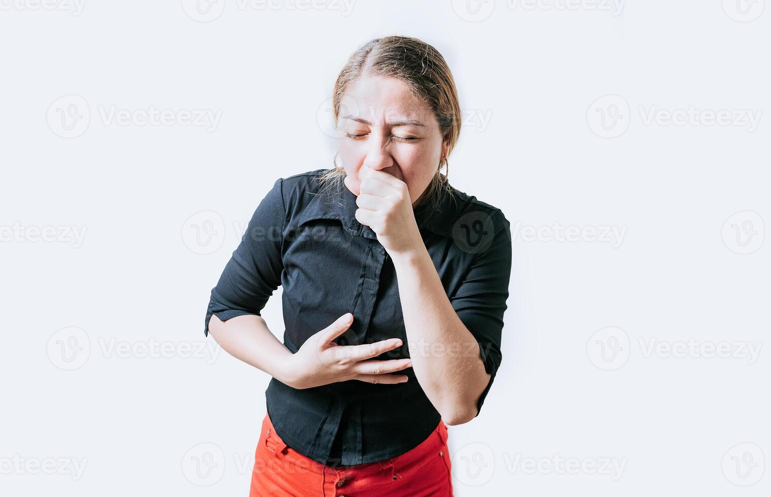 jong vrouw lijden van hoesten geïsoleerd. meisje met bronchitis hoesten moeilijk geïsoleerd foto