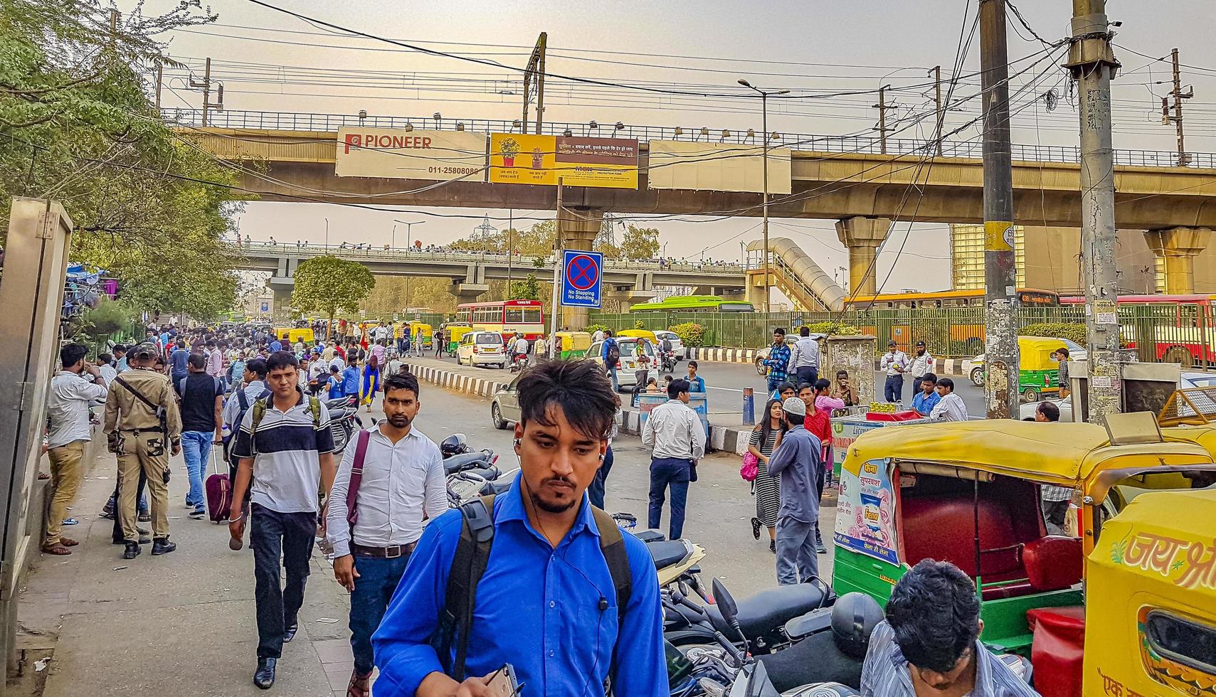 new delhi delhi india 2018 - groot verkeer tuk tuks bussen mensen new delhi delhi india. foto