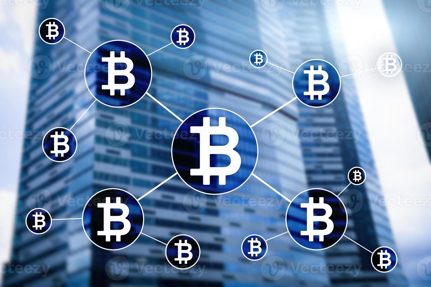 bitcoin cryptocurrency en blockchain technologie concept op wazig wolkenkrabbers achtergrond foto