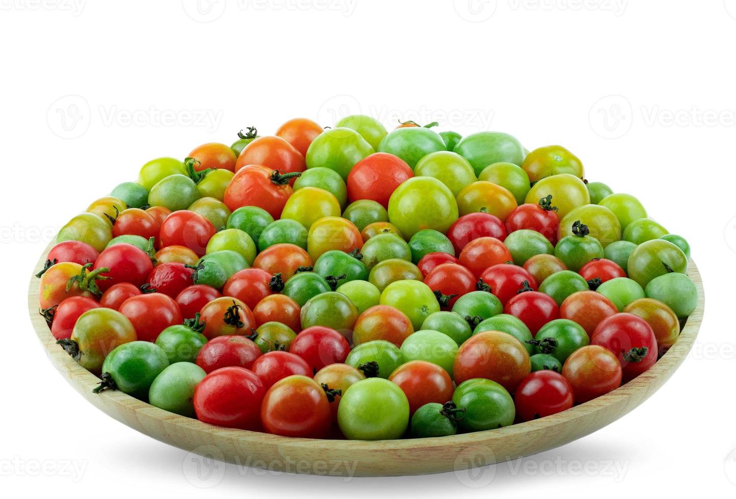 bovenaanzicht wilde tomaat of liefdesappel op houten schotel op witte achtergrond foto
