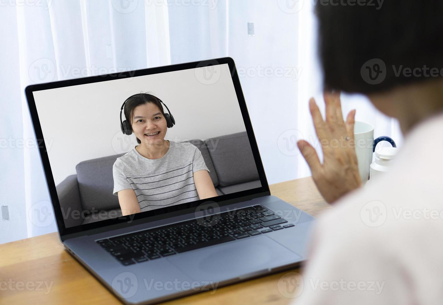 senior aziatische vrouw die computer gebruikt om te videobellen en vanuit huis met dochter te praten foto