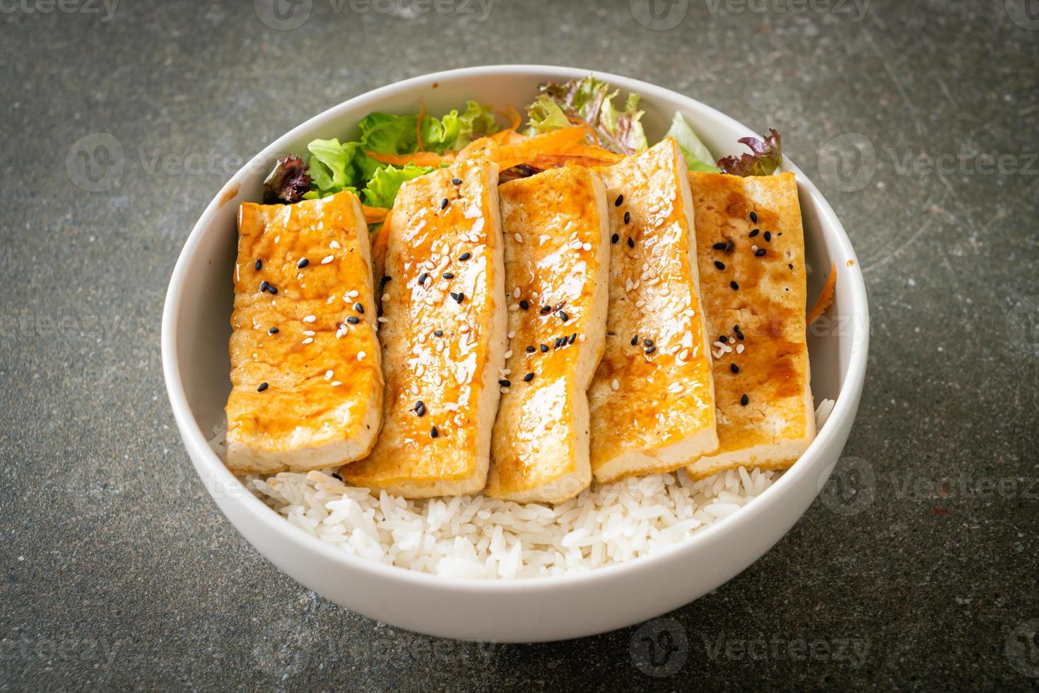 teriyaki tofu rijstkom - veganistische eetstijl foto