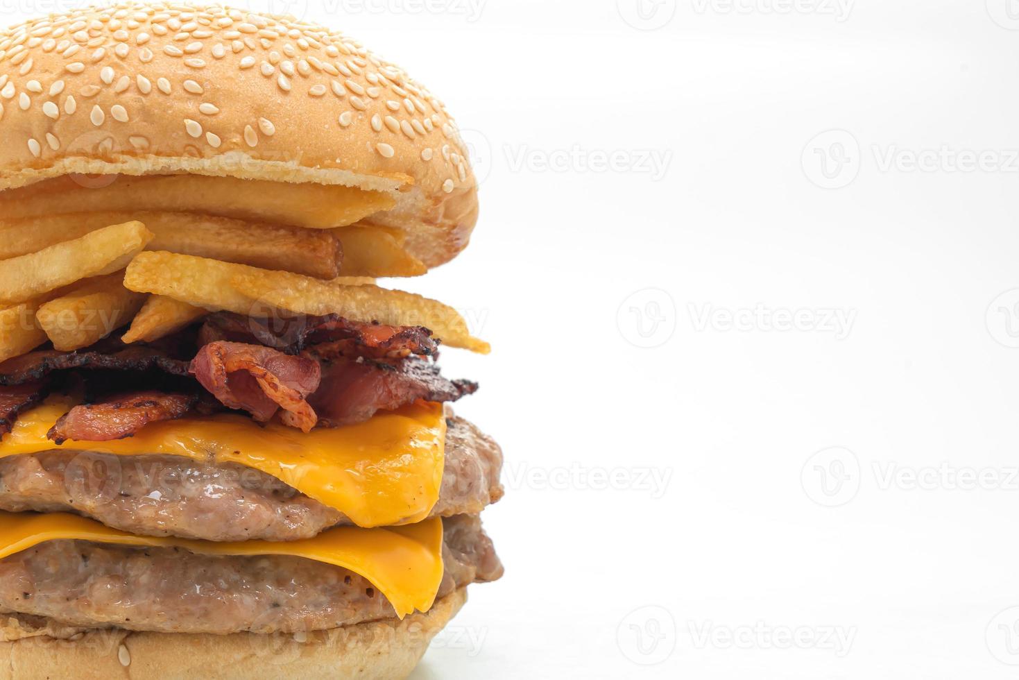 Varkenshamburger of varkensvleeshamburger met kaas, bacon en frieten op witte achtergrond foto