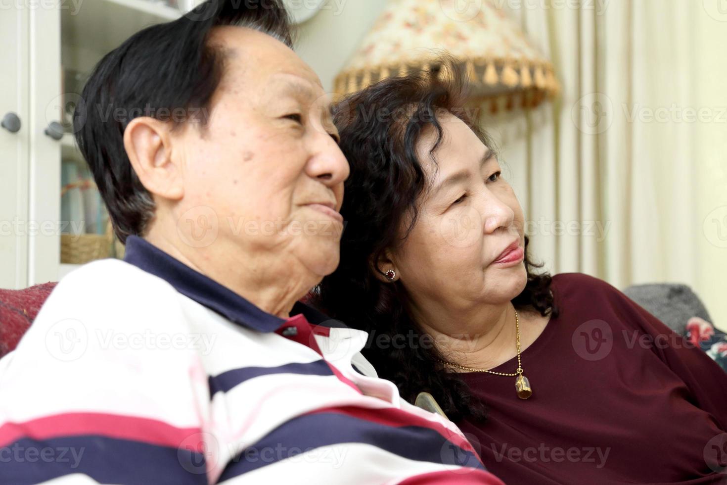 familie in woonkamer foto