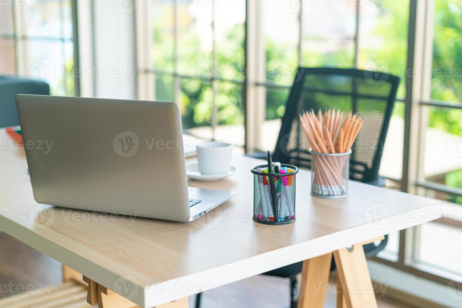 werktafel met laptop en gadget foto