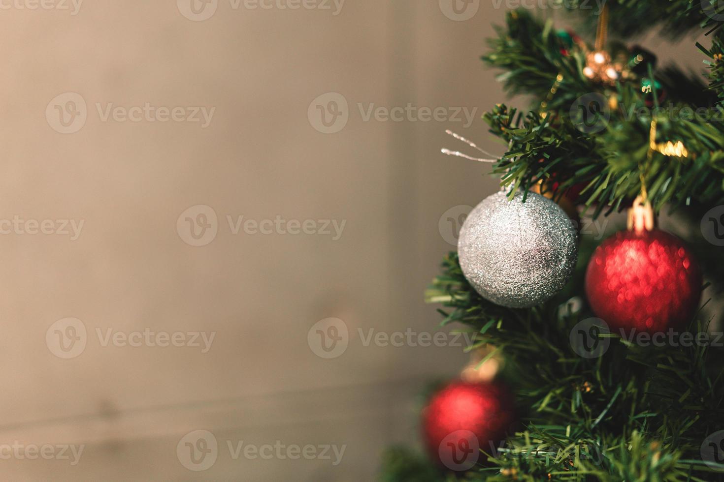 ornamenten voor decoratie op kerstboom foto