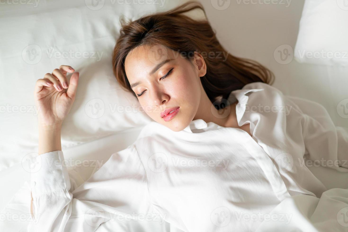 portret mooie vrouw slapen op bed foto