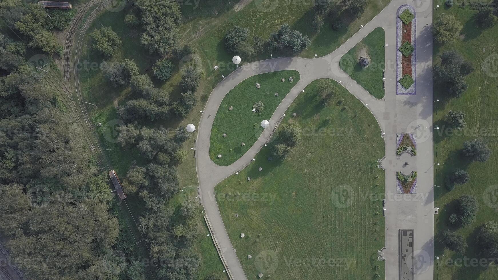 afdalen Aan groen park in stad en vogelstand vliegend weg. klem. top video beeldmateriaal van park met groen landschap en plantage Aan kant van spoorweg foto