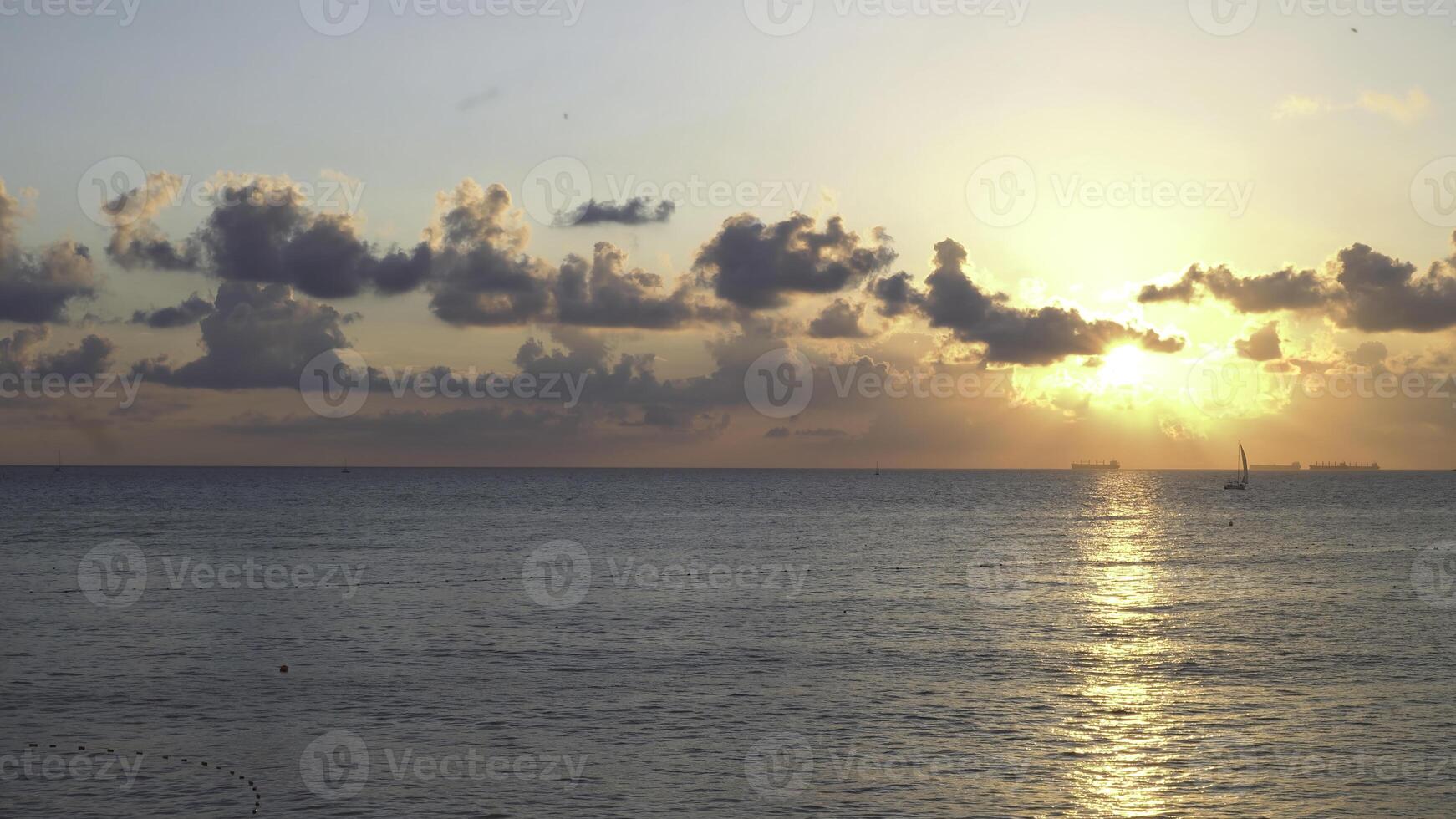 zonsondergang bovenstaand de zwart zee met het zeilen schepen en een boten. media. eindeloos horizon landschap met de helder zon, kleurrijk wolken en het zeilen schepen, tijd vervallen effect. foto