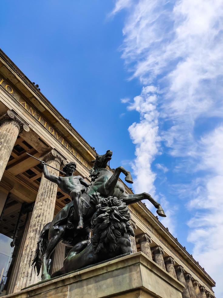 berlijn 2019- oude nationale galerij met uitzicht vanaf de straat foto