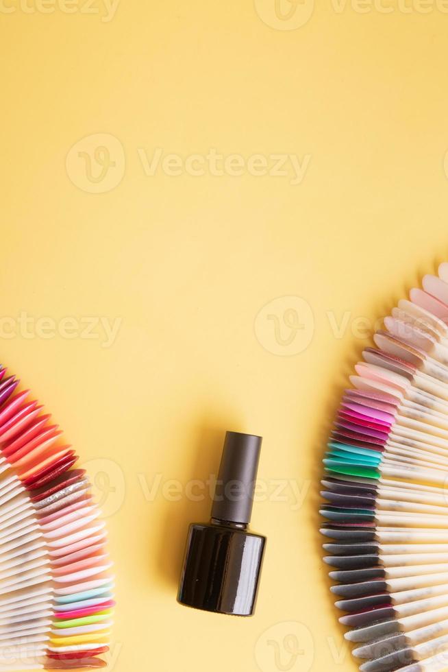 manicure tools en tips op een gekleurde achtergrond met kopieerruimte foto