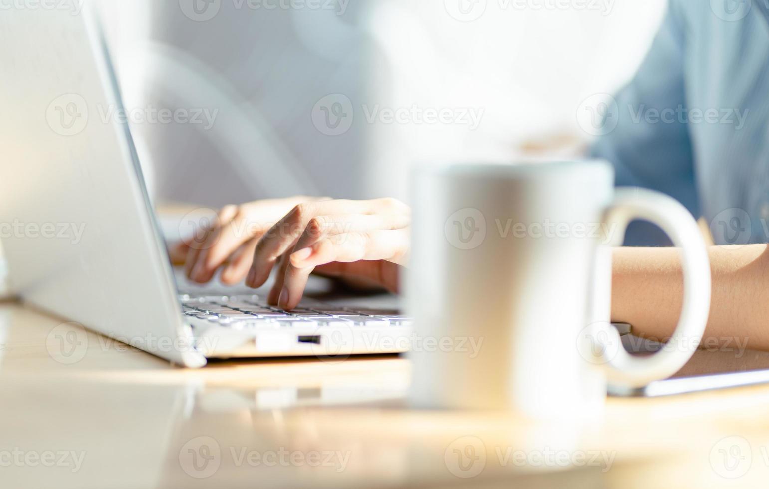 afbeelding van de hand van een zakenvrouw die typt op een computertoetsenbord foto