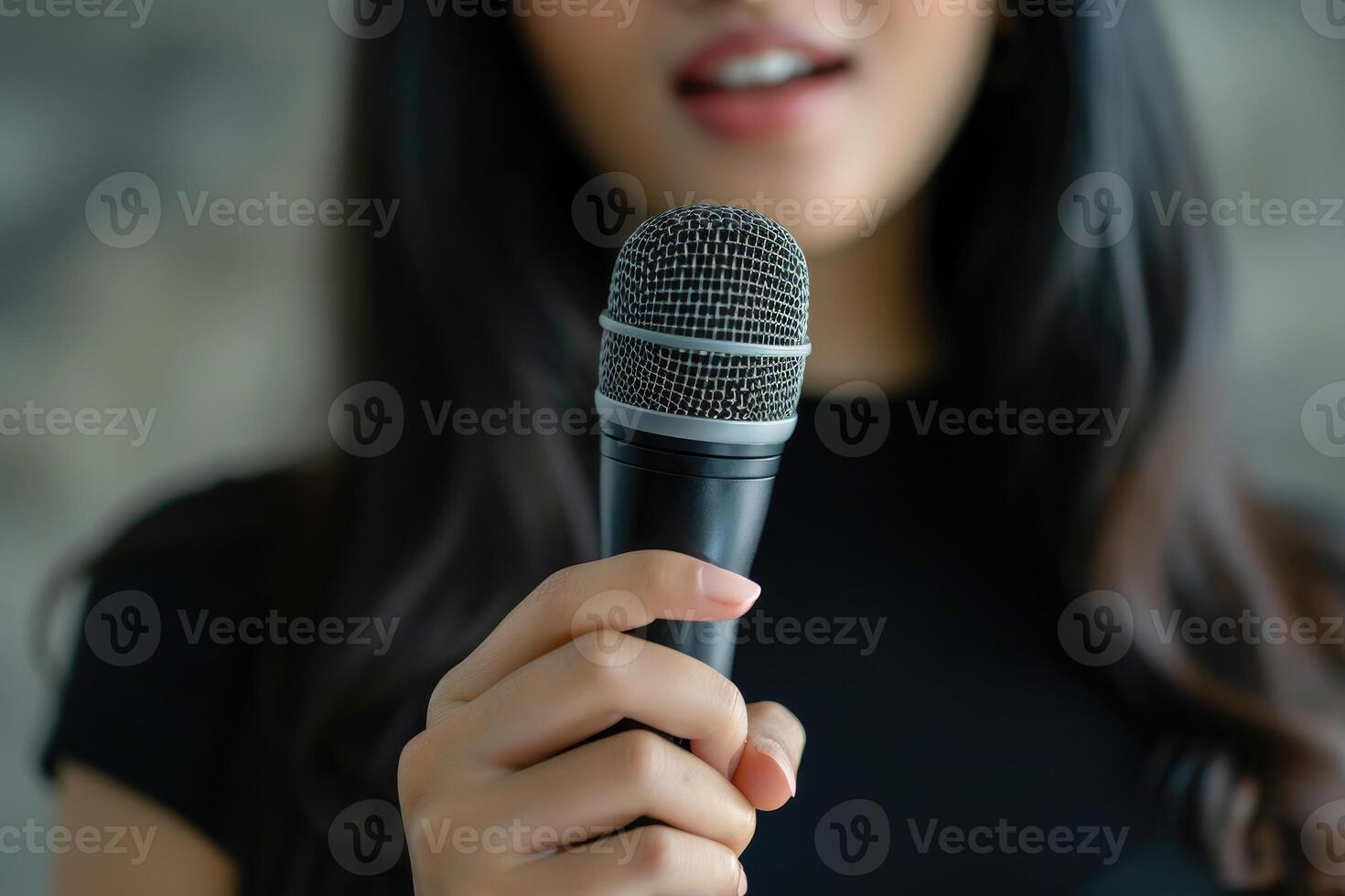 ai gegenereerd vrouw verslaggever met een microfoon Bij werk. ai gegenereerd, menselijk verbeterd foto