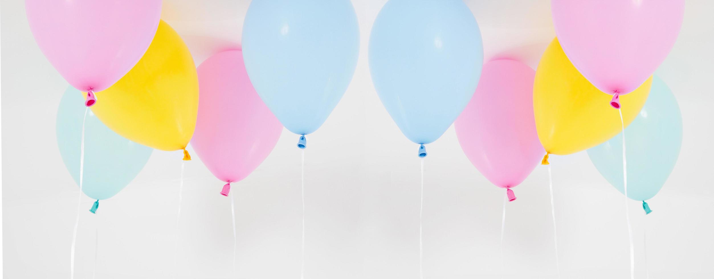 kleurrijke partij ballonnen achtergrond set, collage. geïsoleerd op wit. kopieer ruimte foto