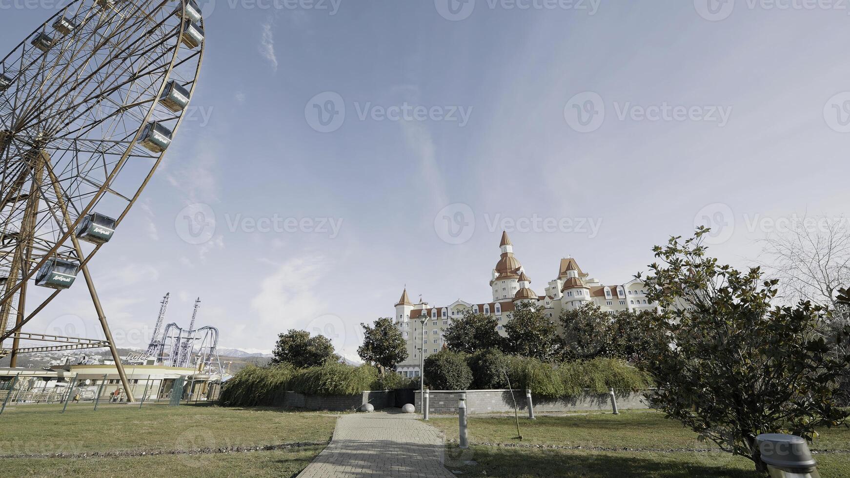 ferris wiel in amusement park in de buurt hotel bogatyr, sotsji, Rusland. actie. mooi park Aan een zomer zonnig dag Aan een blauw bewolkt achtergrond. foto