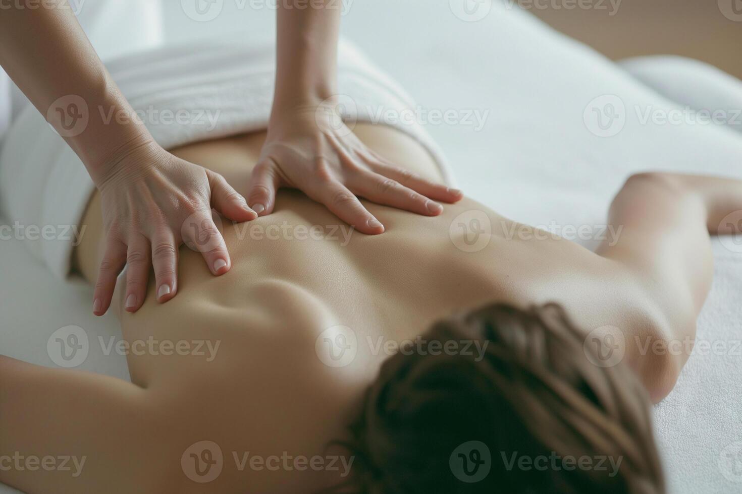 ai gegenereerd detailopname van een jong vrouw ontvangen terug massage in spa salon foto