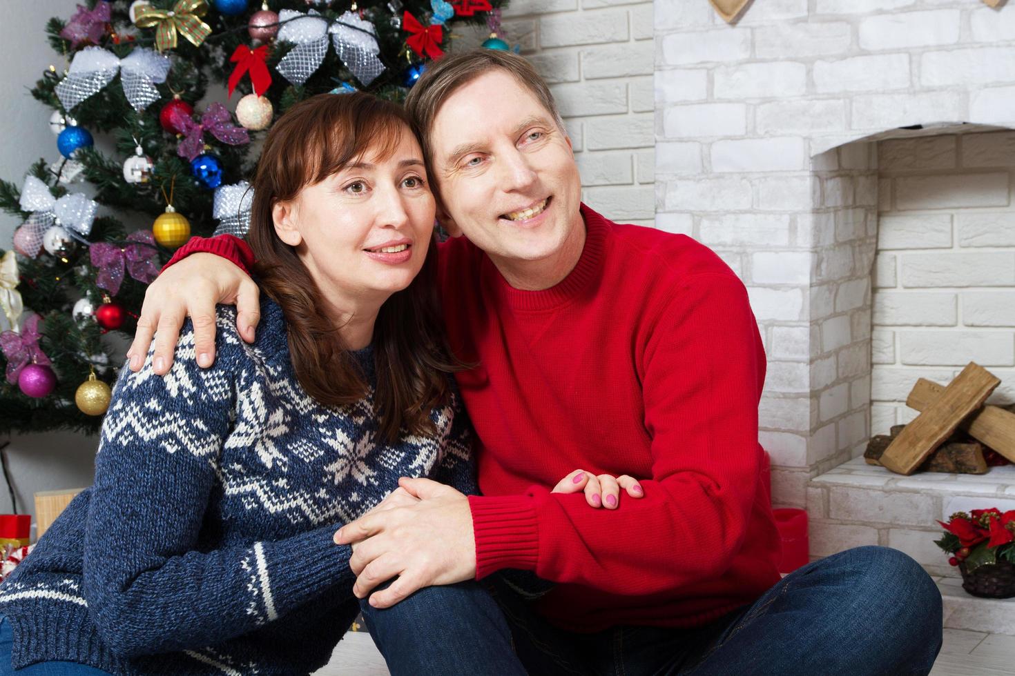 gelukkig kerstpaar knuffelen en feestvakanties foto