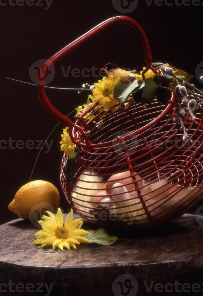 een mand met bloemen en citroenen Aan een tafel foto
