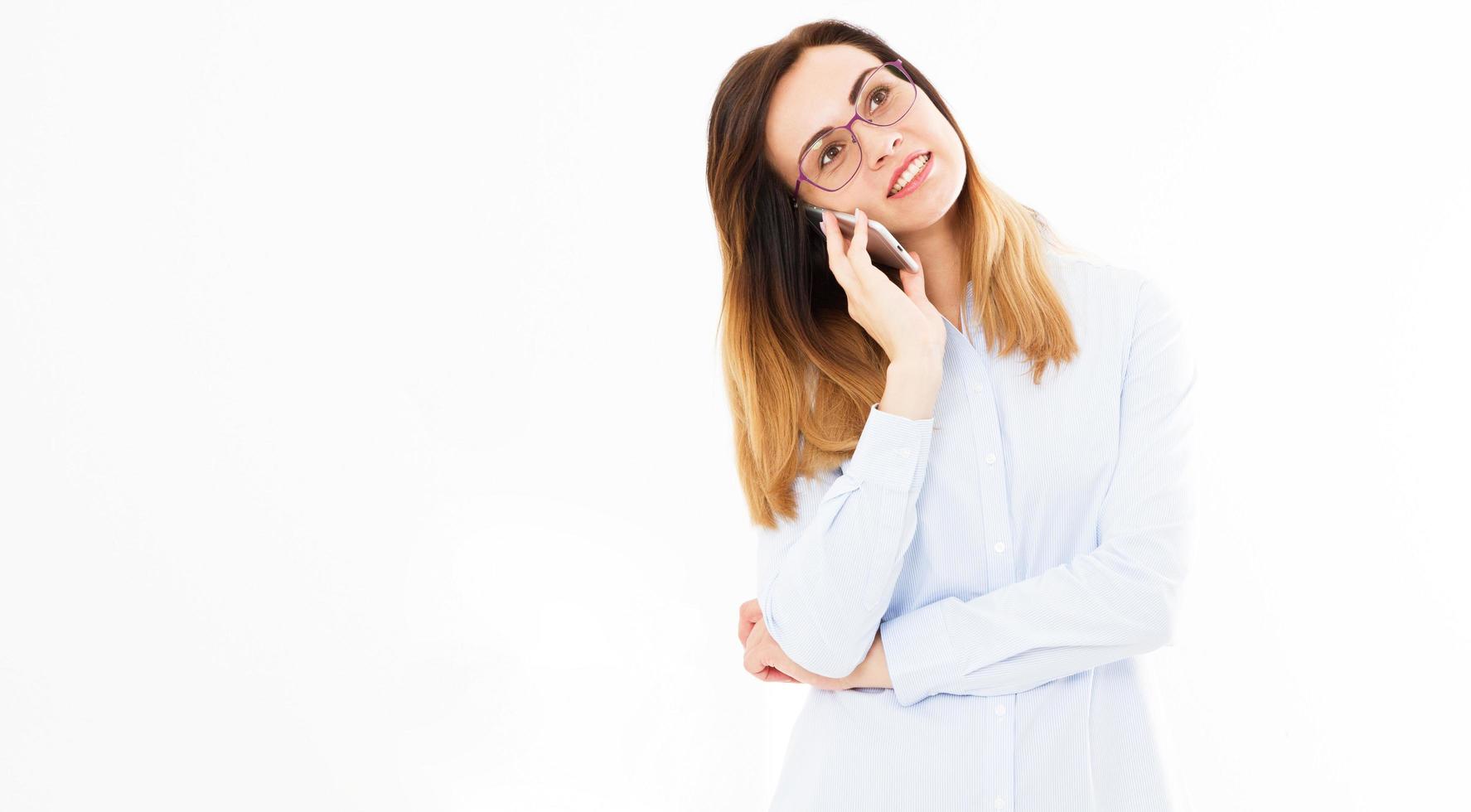 succesvolle mooie vrouw die op haar telefoon praat met een klant en staat in de buurt van de kopieerruimte. foto