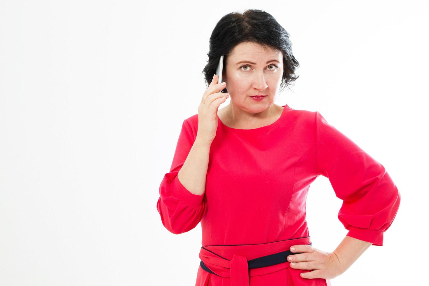 portret van een bezorgde vrouw van middelbare leeftijd die aan de telefoon praat foto