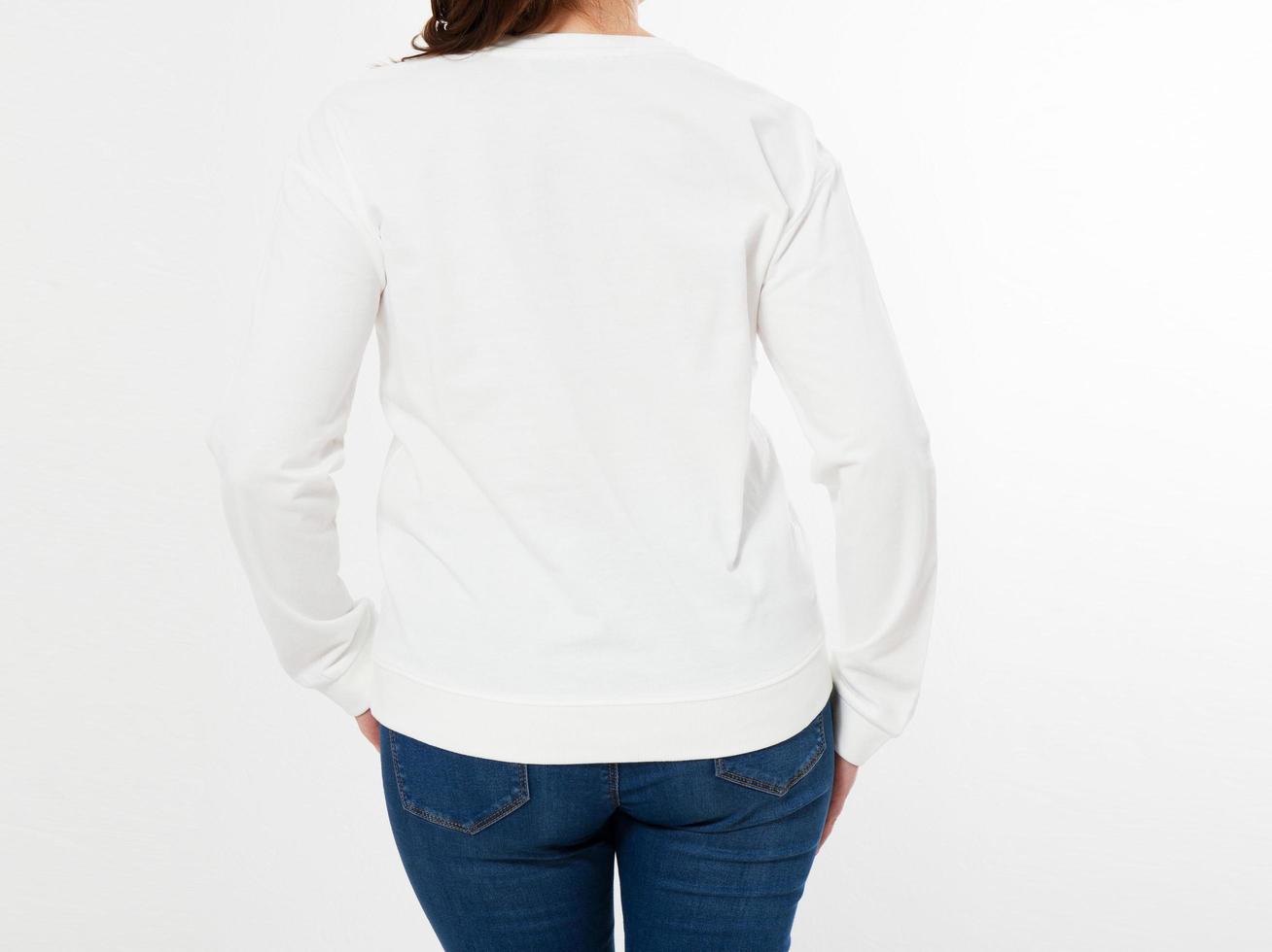 vrouw in witte trui die zich voordeed op een witte achtergrond - achteraanzicht bijgesneden afbeelding foto