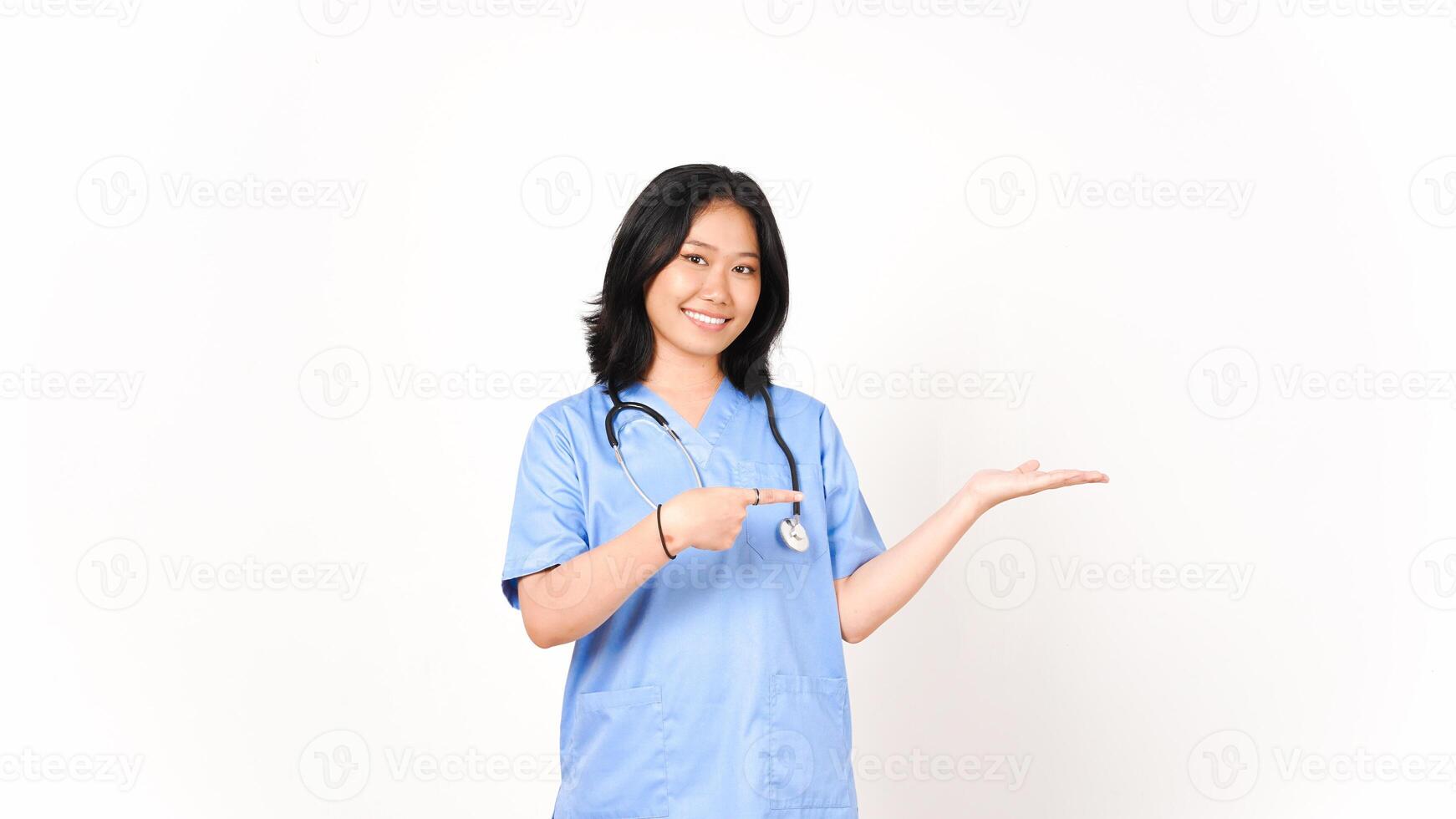 jong Aziatisch vrouw dokter richten kopiëren ruimte Aan palm hand- geïsoleerd Aan wit achtergrond foto