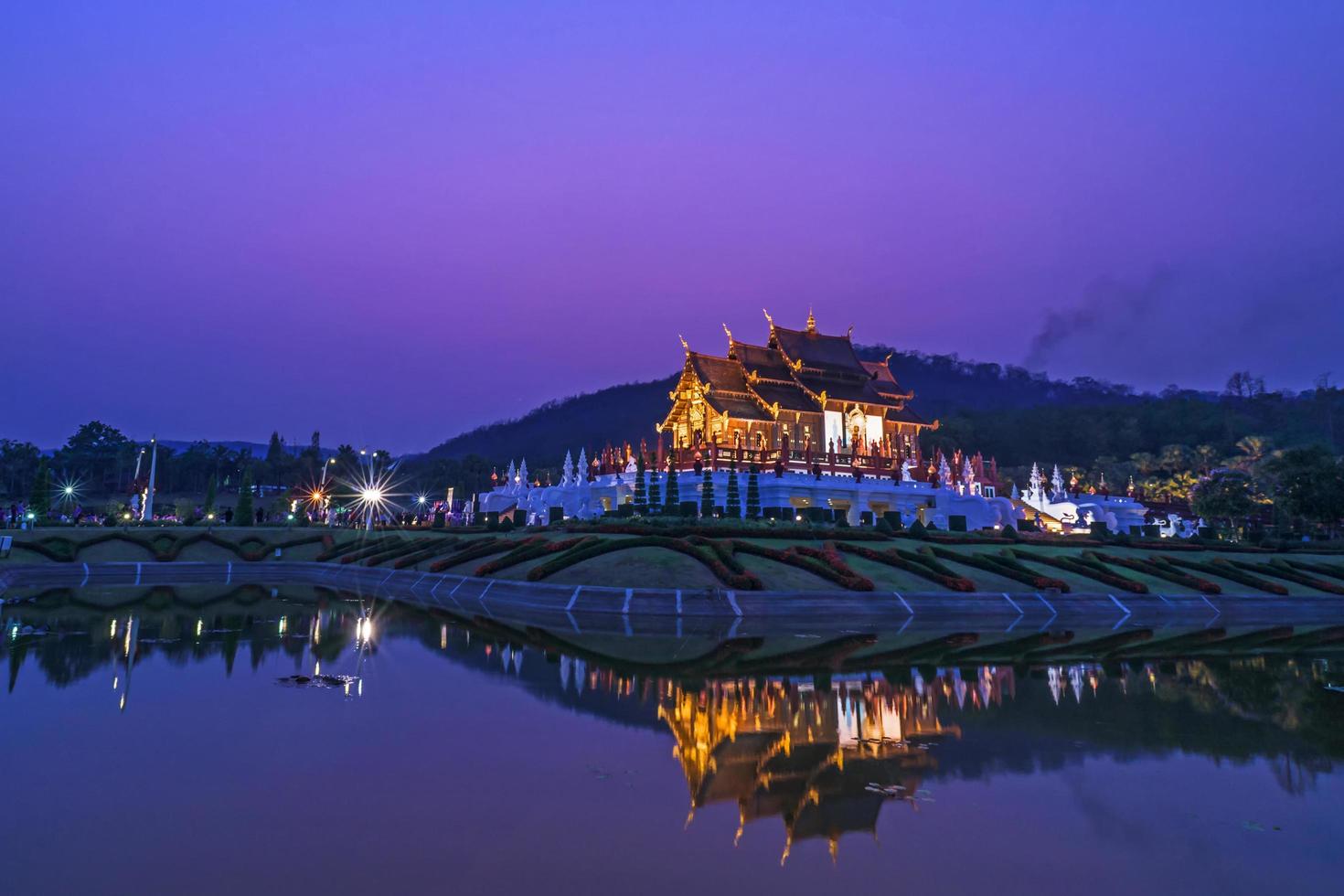 koninklijke paviljoenscène in schemering in chiang mai, thailand foto