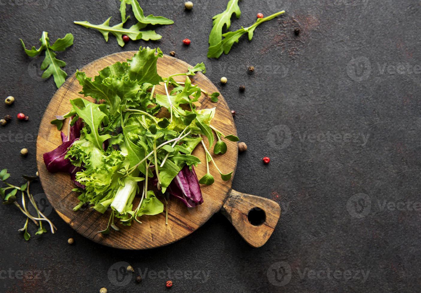 gezonde salade, bladeren mix salade op een houten plank foto