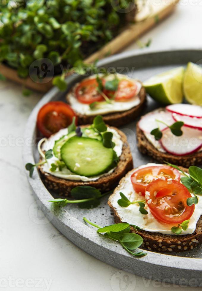 sandwiches met gezonde groenten en microgreens foto