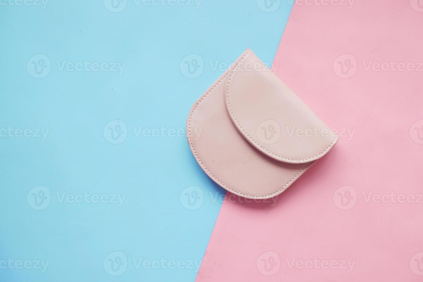 een kleine portemonnee voor dames op een gekleurde achtergrond foto