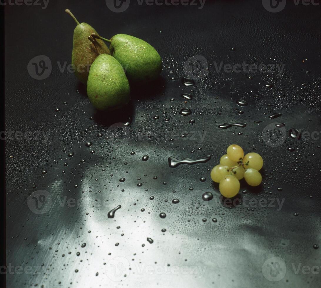 een tafel met druiven en peren Aan het foto