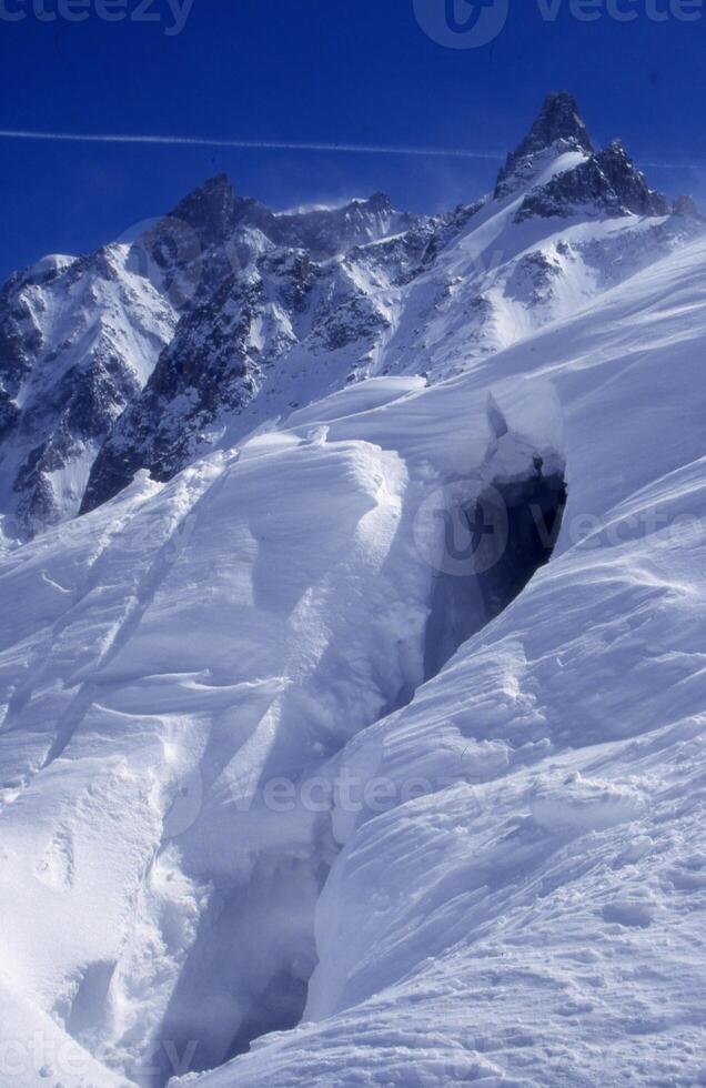 een berg gedekt in sneeuw foto