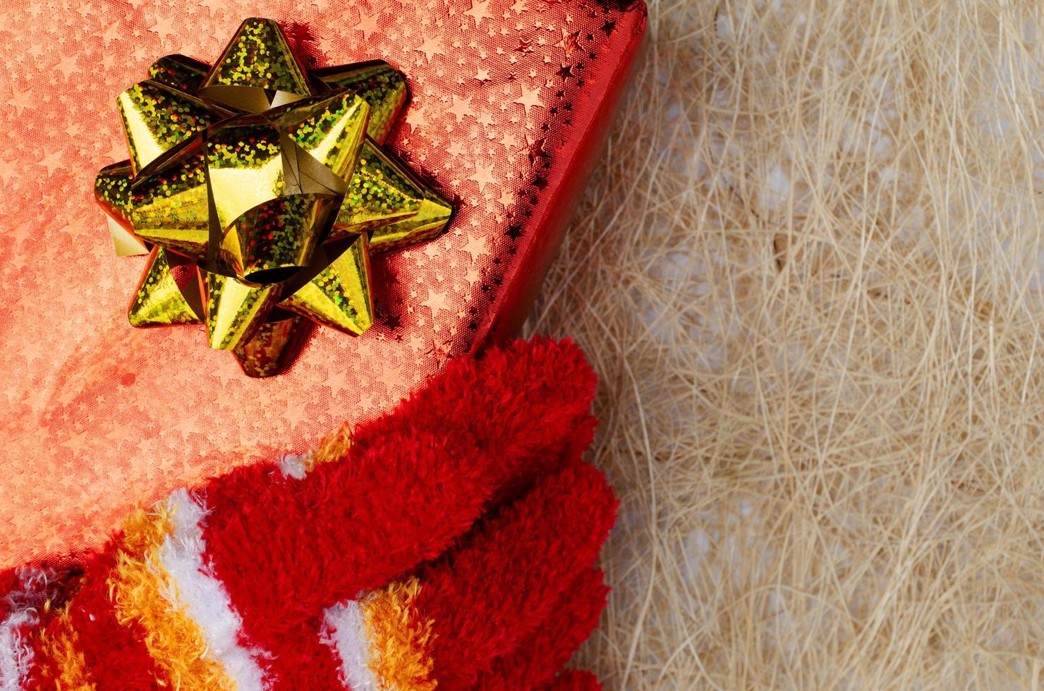kerst rode geschenkdoos en gouden lint en rode handschoenen met ruimte voor tekst foto
