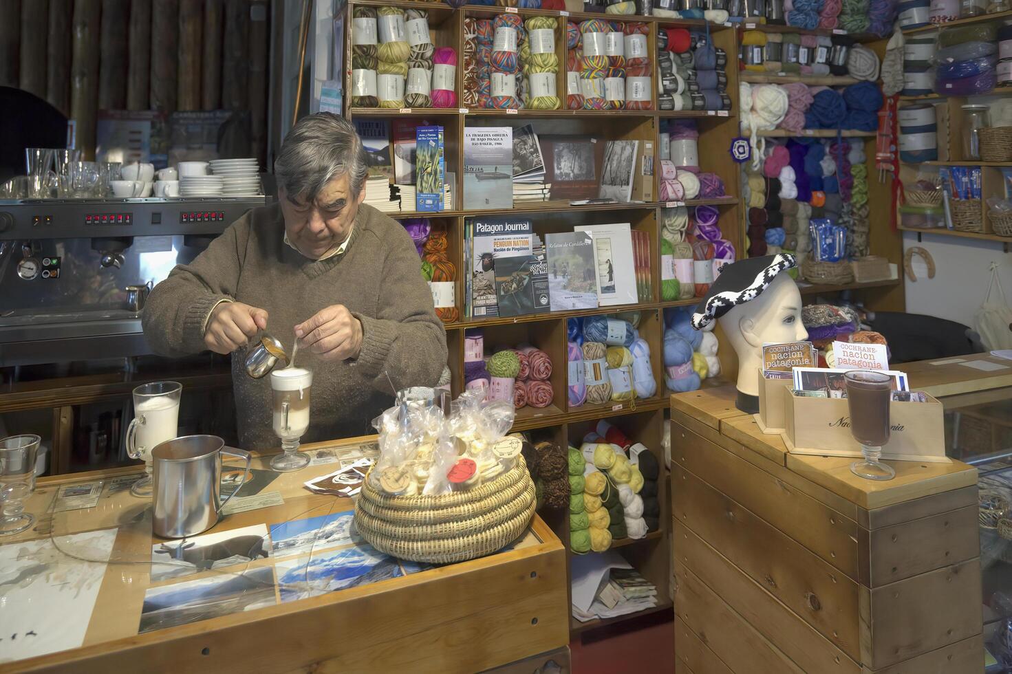 cochrane, Chili, 2019 - winkelier brouwen en portie cappuccino, cochrane dorp, pan-Amerikaans snelweg, aysen regio, Patagonië, Chili foto