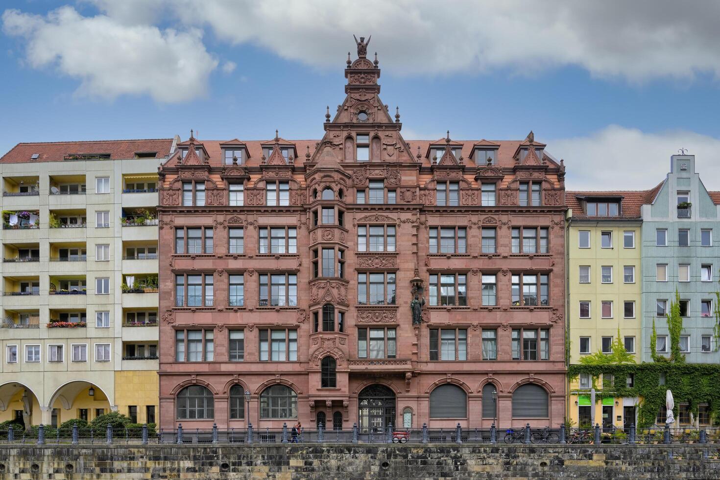 berlijn, duitsland, 2021 - woon- gebouw langs de Spree rivier, berlijn, Duitsland foto