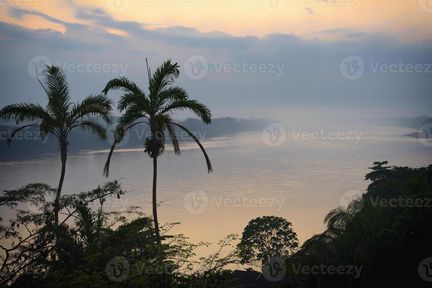 mooi visie over- madre de dios rivier- Bij zonsondergang, puerto maldonado, Peru foto