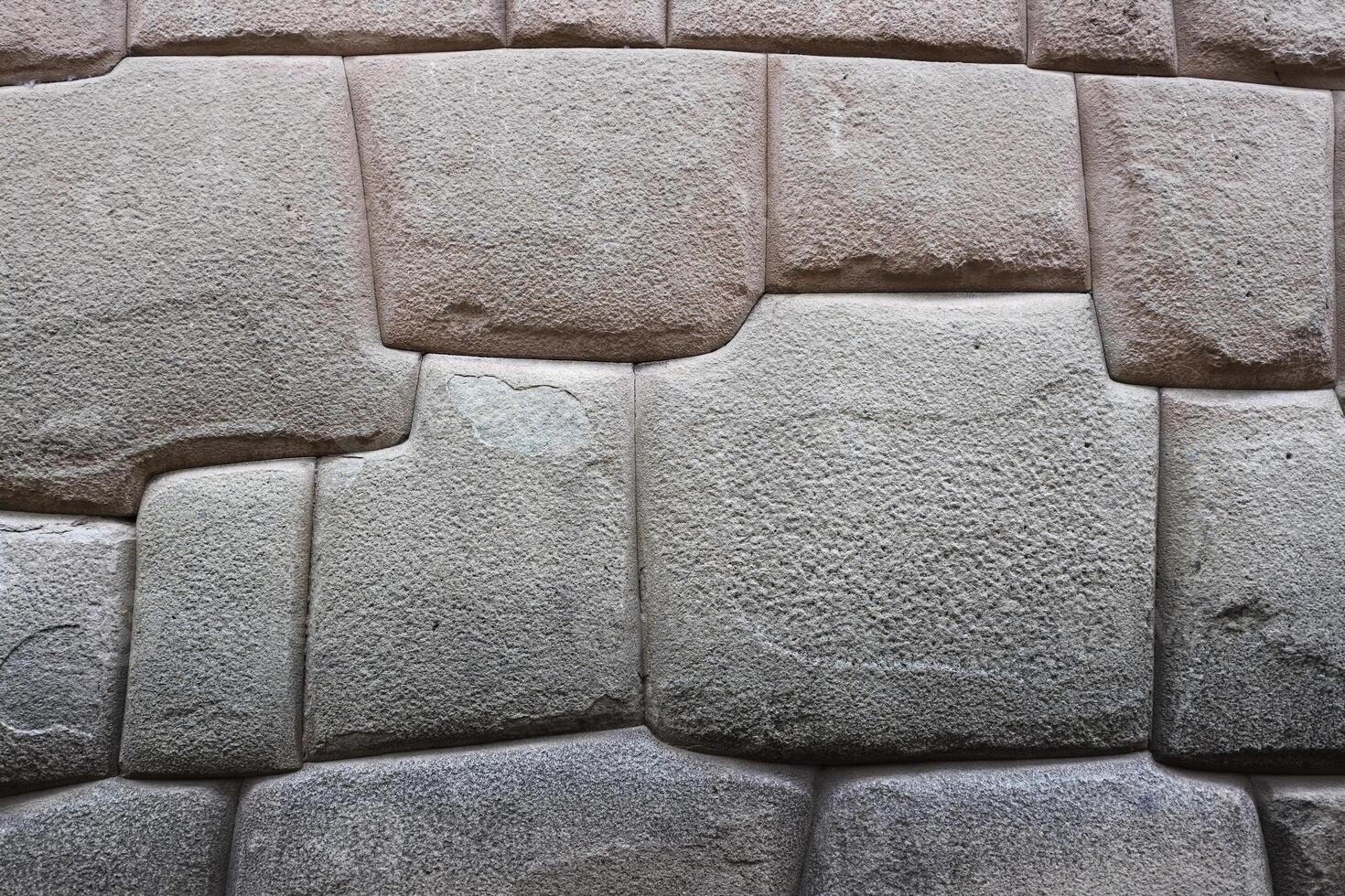 steen inca metselwerk in de muur van de aartsbisschop residentie, cusco, Peru foto