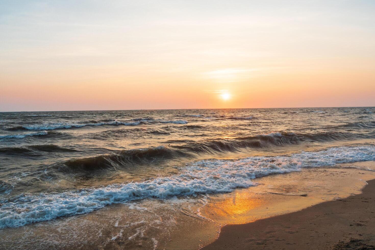 landschap horizon gezichtspunt panorama zomer zee strand niemand wind Golf koel vakantie kalmte kust- zonsondergang lucht licht oranje gouden avond dag tijd kijken kalmte natuur tropisch mooi oceaan water reizen foto