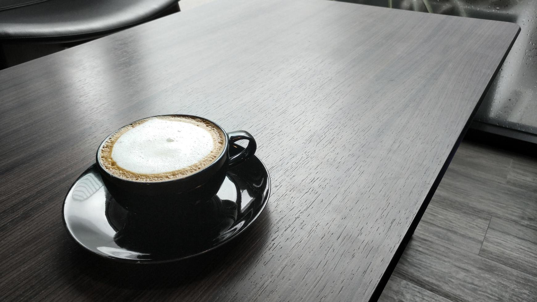 koffie latte op houten tafel. foto