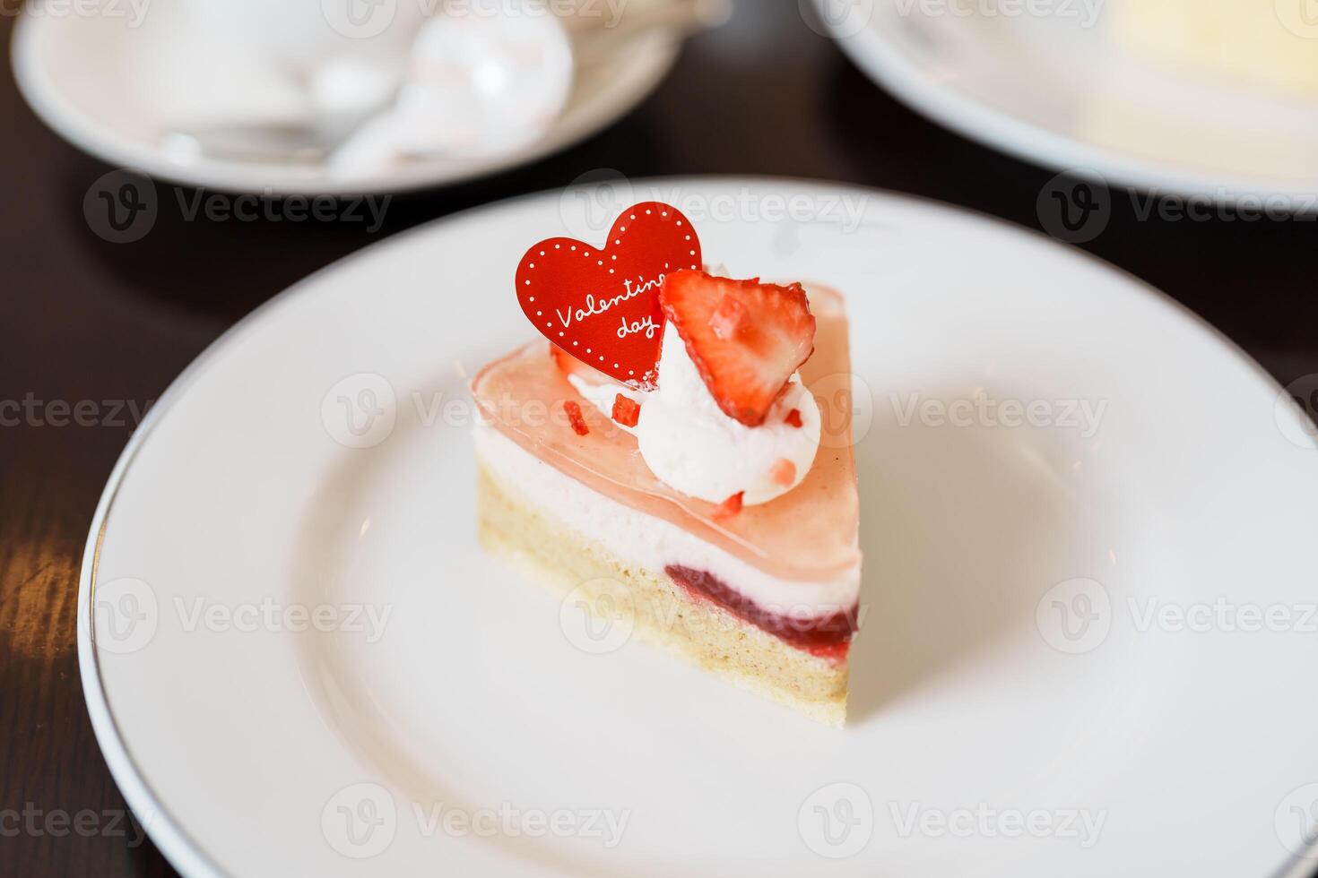 eigengemaakt kaas taart met vers aardbeien en heet thee beker. toetje en drank voor gelukkig Valentijn dag viering foto