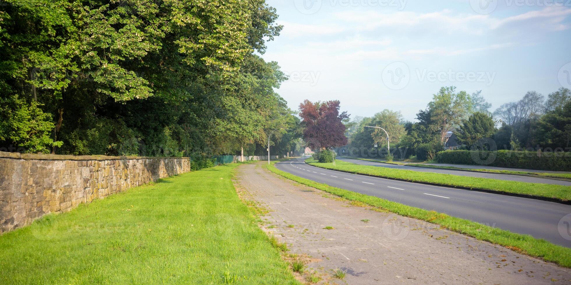 weg met muur en weide foto