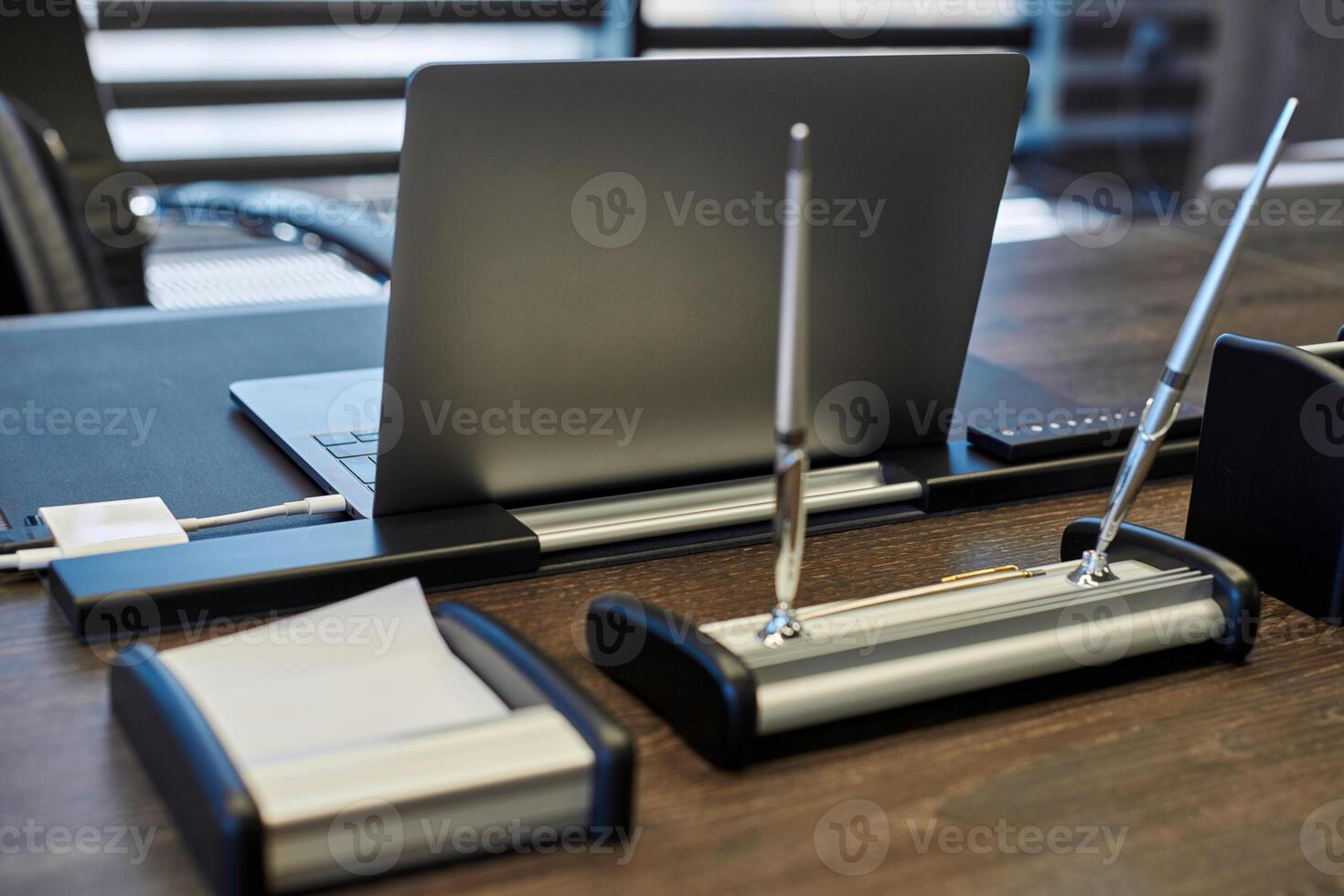 laptop op kantoor werkplek. zakelijke werkplek voor chef, baas of andere werknemers. notitieboekje op werktafel. foto