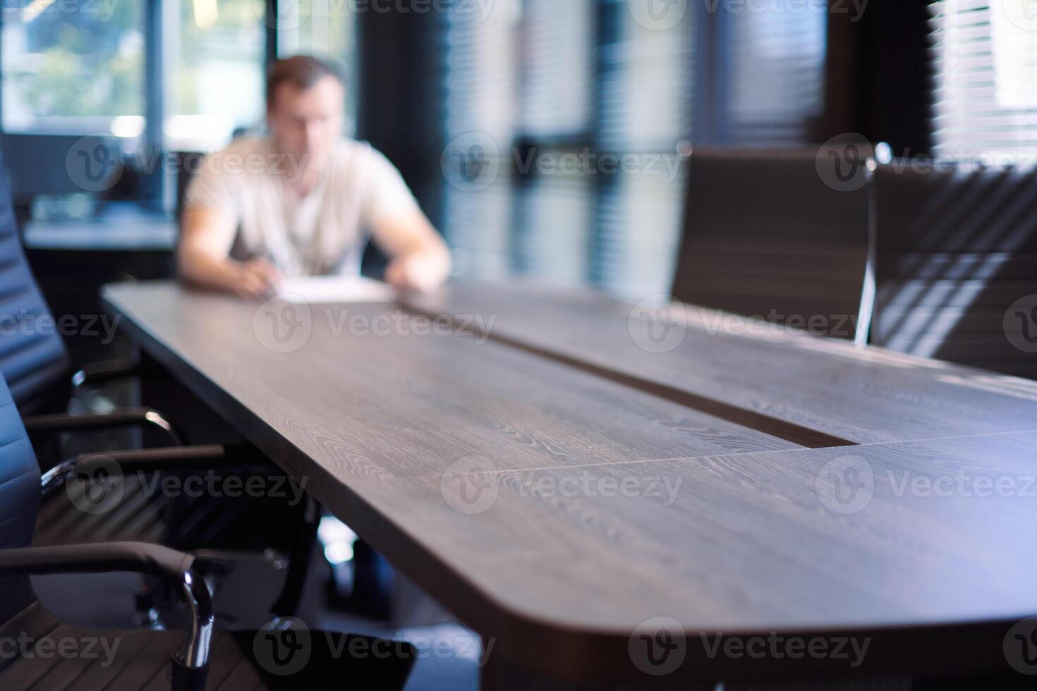 werknemer in kantoor conferentie kamer. manager Bij tafel in modern vergadering kamer voor bedrijf onderhandelingen en bedrijf vergaderingen. interview met een nieuw medewerker. foto