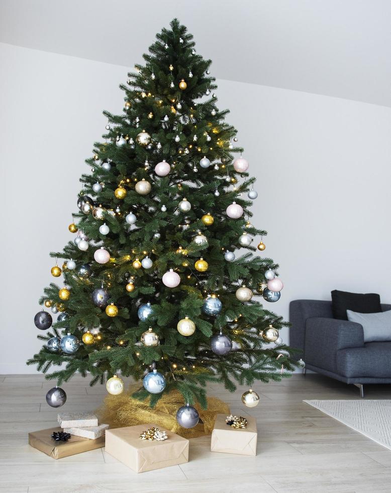 kerstboom met decoraties foto