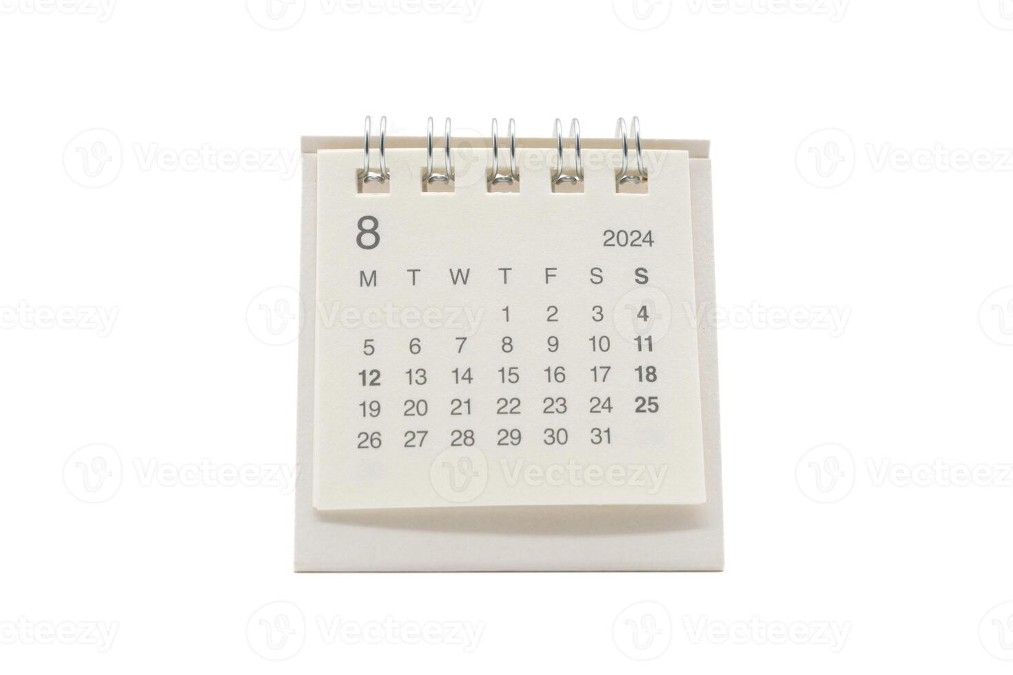 gemakkelijk bureau kalender voor augustus 2024 geïsoleerd Aan wit achtergrond. kalender concept met kopiëren ruimte. knipsel pad. foto