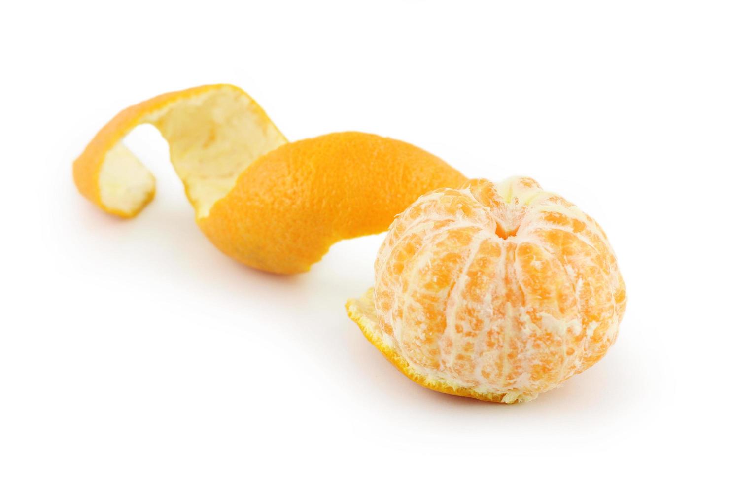 gepelde mandarijn op wit foto