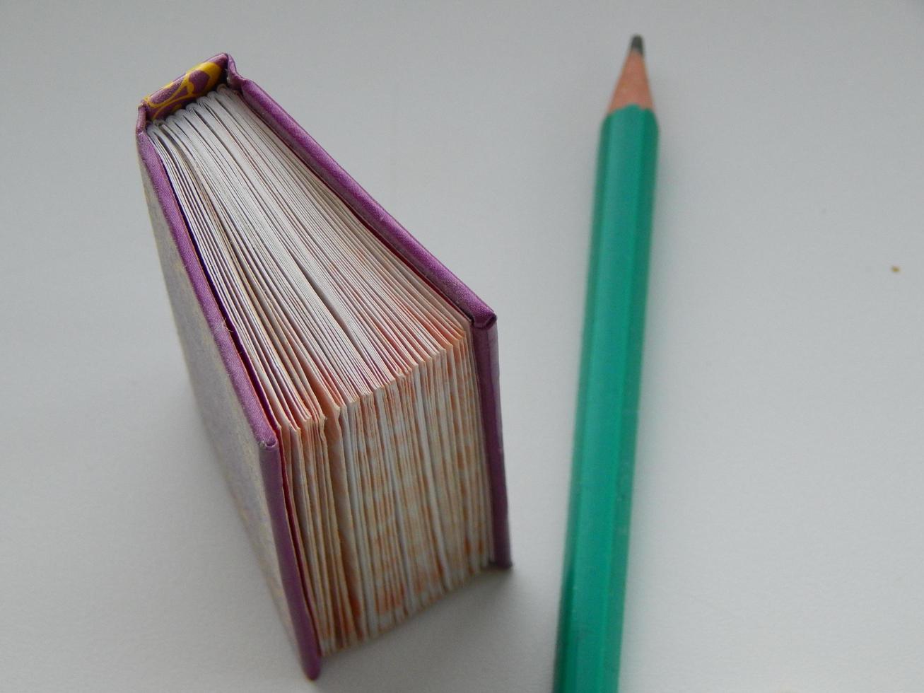 klein boekje met potlood foto