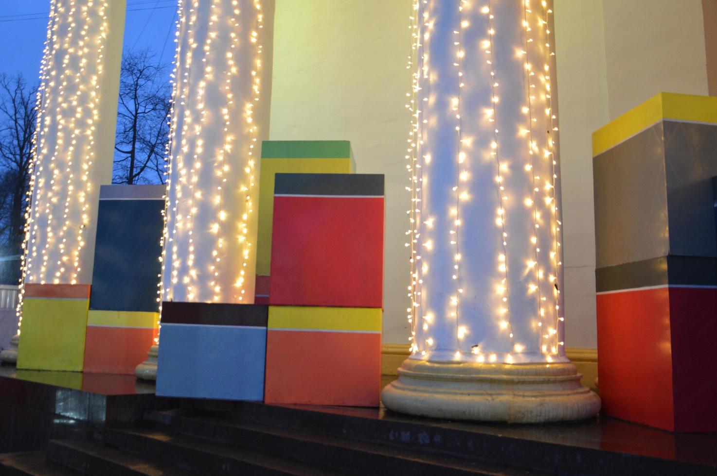 nieuwjaarsslingers met grote geschenkdozen voor verlichte geschenken foto