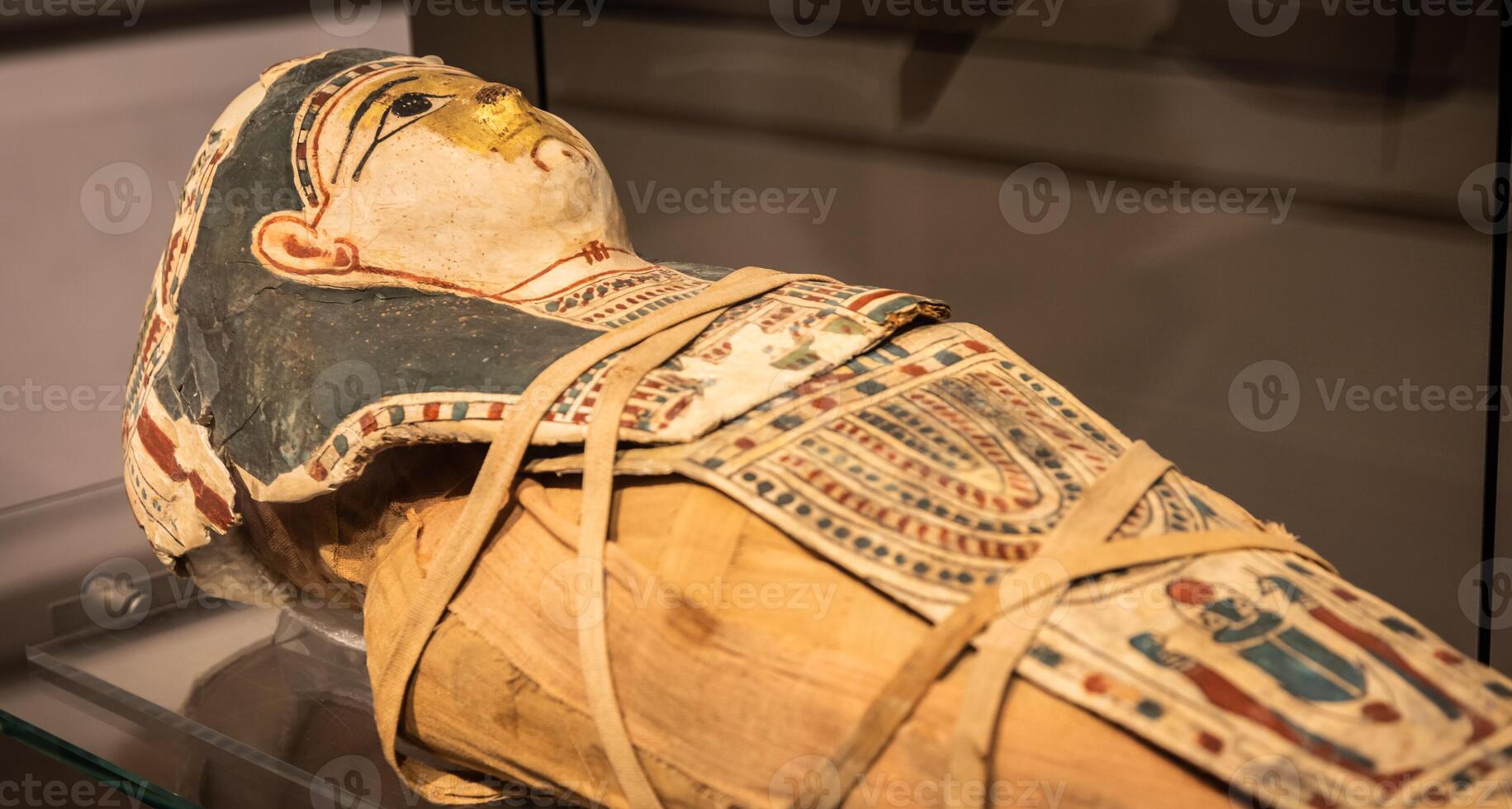 Egyptische museum, mama van een baby met een masker - 2e eeuw bc foto